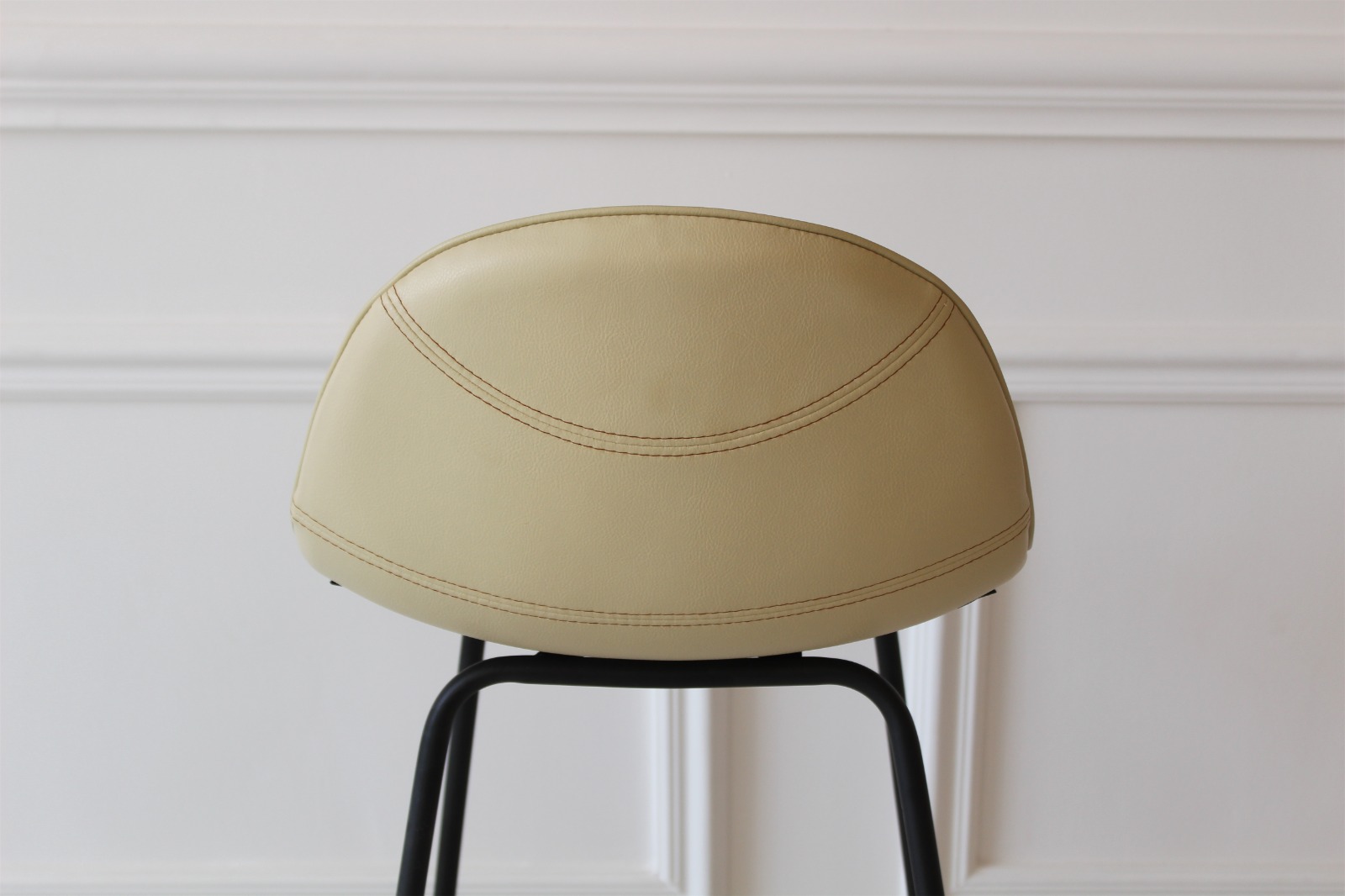 tabouret design moderne beige avec pieds métal tabouret design moderne beige avec pieds métal