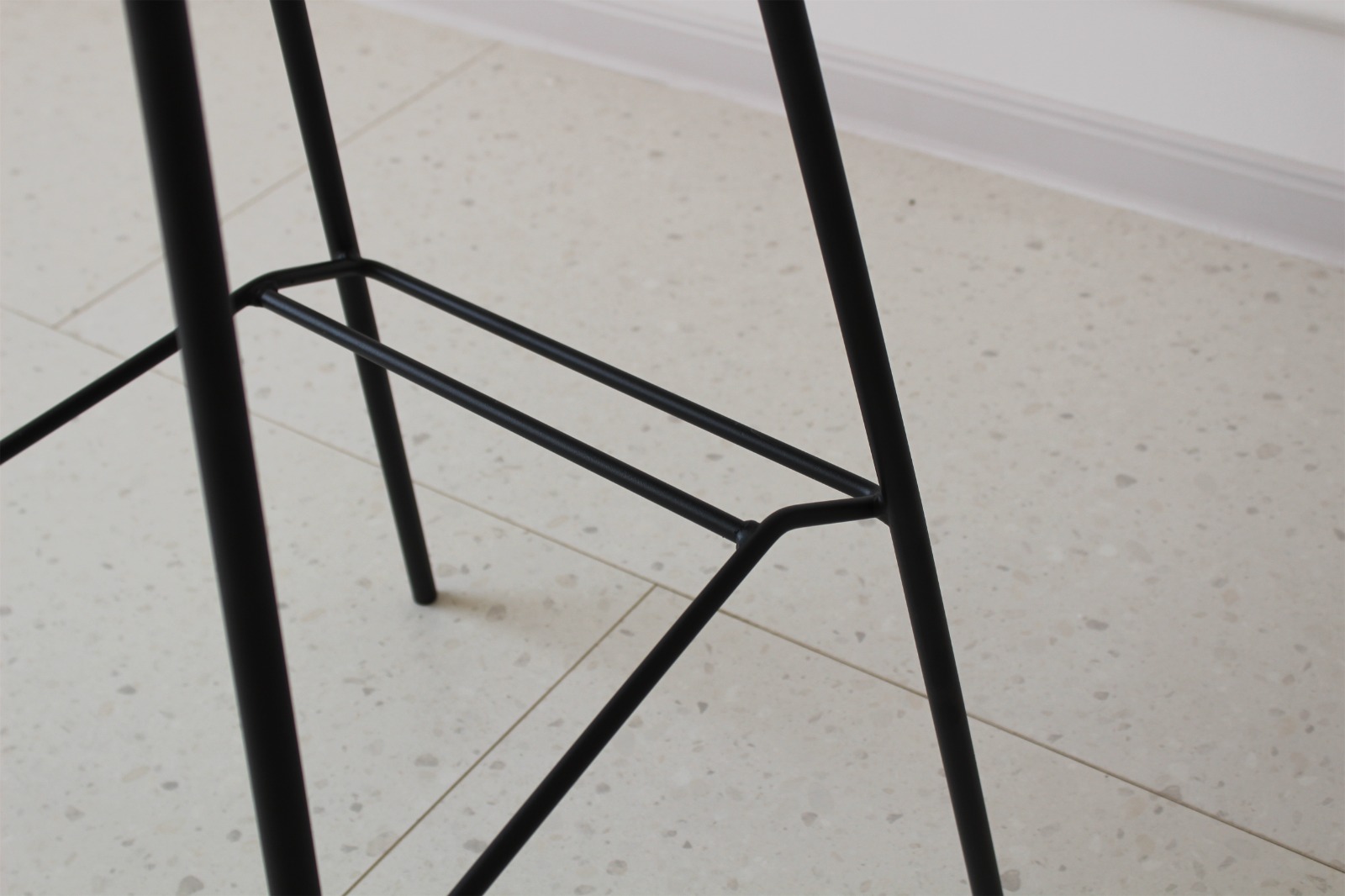 tabouret design moderne beige avec pieds métal tabouret design moderne beige avec pieds métal