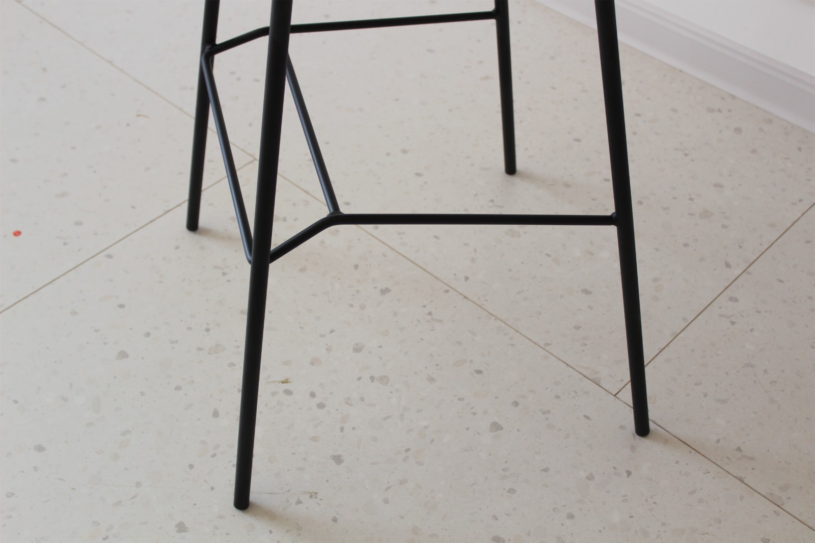 tabouret design moderne beige avec pieds métal tabouret design moderne beige avec pieds métal