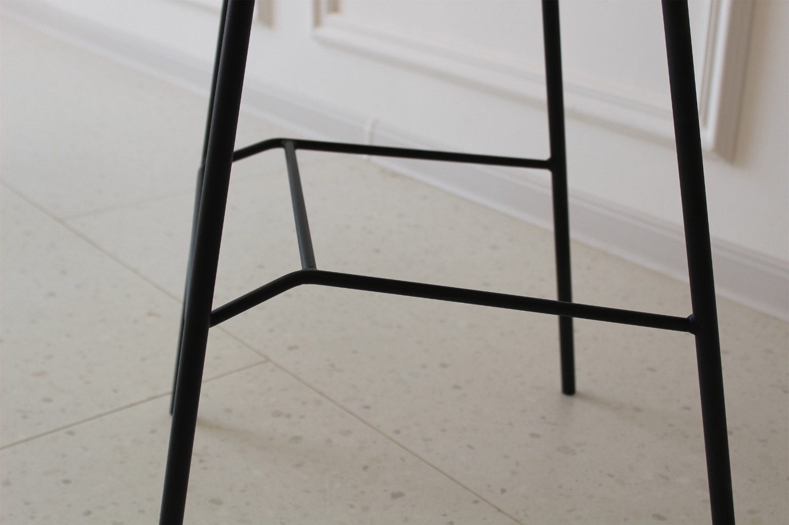 tabouret design moderne beige avec pieds métal tabouret design moderne beige avec pieds métal