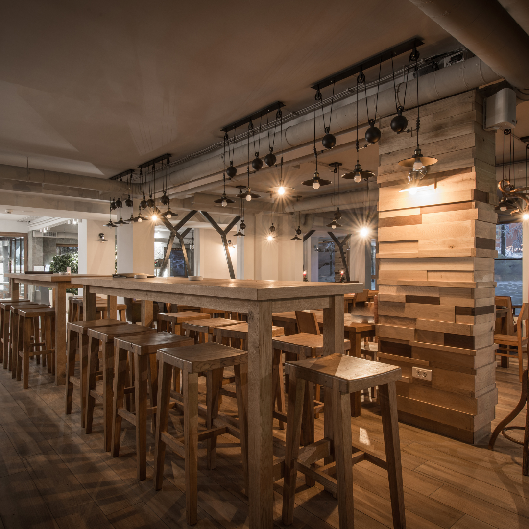 Réalisation : aménagement d’un café, comptoir et assises