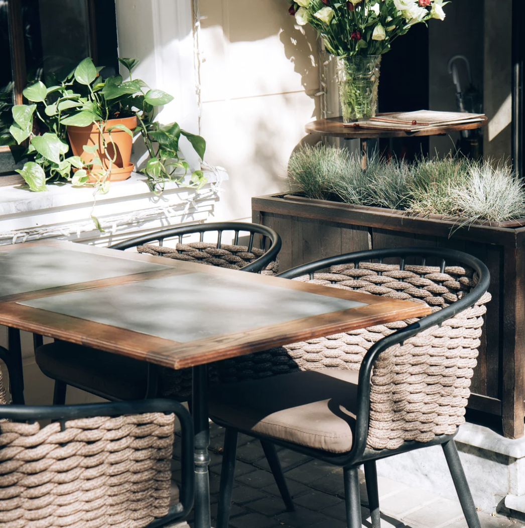 Réalisation : terrasse extérieure, chaises et tables